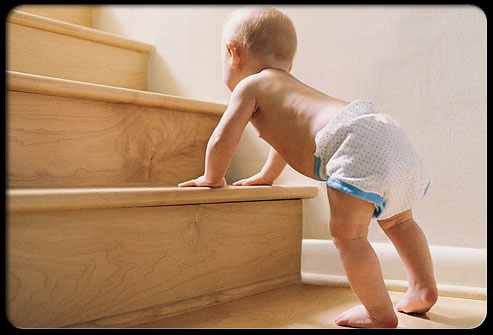 images.medicinenet.com_images_SlideShow_baby_milestone_s9_baby_cruising_on_stairs.jpg
